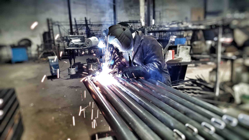 Какие материалы используют при изготовлении уличного спортивного оборудования в Симферополе?